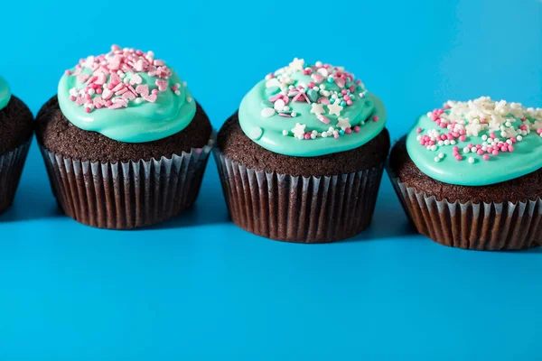 Cupcakes Met Turquoise Glazuur Suikerhagelslag Vorm Van Roze Hartjes Sterren — Stockfoto