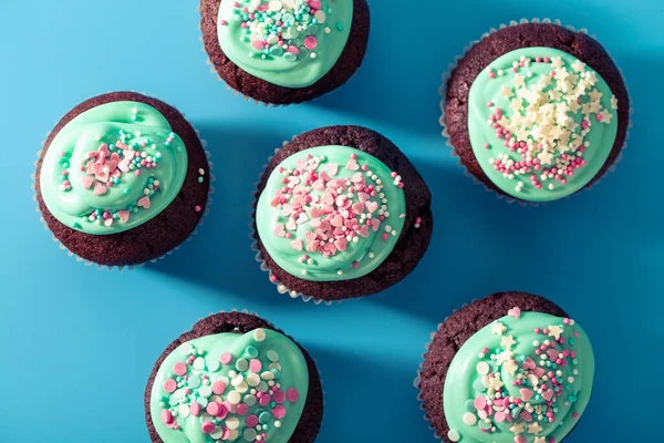 Cupcakes Met Turquoise Glazuur Suikerhagelslag Vorm Van Roze Hartjes Sterren — Stockfoto