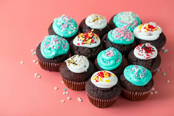 Chocolade Cupcakes Met Turquoise Witte Glazuur Suikervormige Hagelslag Zoet Vakantie — Stockfoto