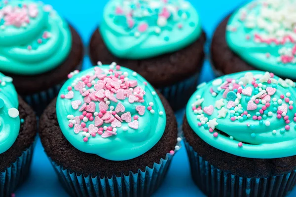 Chocolade Muffins Met Turquoise Glazuur Suikervormige Hagelslag Zoet Vakantie Eten — Stockfoto