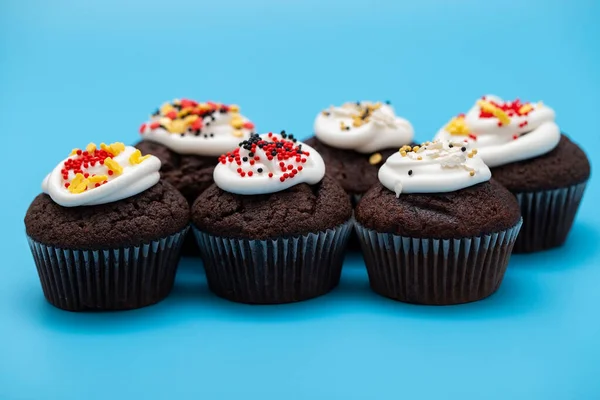Chocolade Zelfgemaakte Cupcakes Versierd Met Kleurrijke Poedersuiker Hagelslag Feestelijke Zoete — Stockfoto