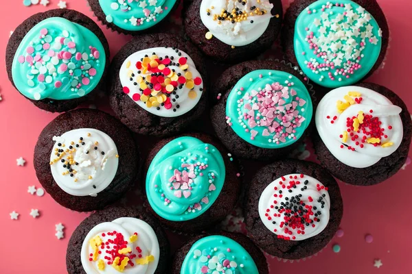 Chocolade Cupcakes Versierd Met Kleurrijke Poedersuiker Hagelslag Thuis Feestelijke Zoete — Stockfoto