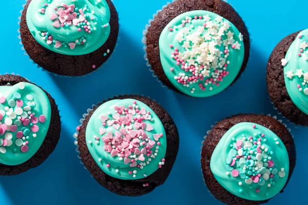 Chocolade Cupcakes Versierd Met Poedersuiker Hagelslag Thuis Feestelijke Zoete Gerechten — Stockfoto