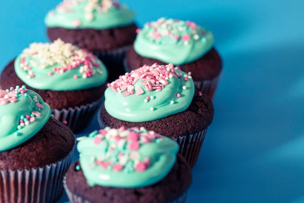 Chocolade Cupcakes Versierd Met Poedersuiker Hagelslag Thuis Feestelijke Zoete Voeding — Stockfoto