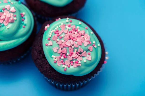 Mooie Heerlijke Chocolade Cupcake Met Blauwe Glazuur Roze Suiker Harten — Stockfoto