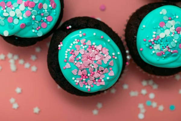 Suiker Cupcakes Met Harten Glazuur Close Een Pastel Roze Wazig — Stockfoto