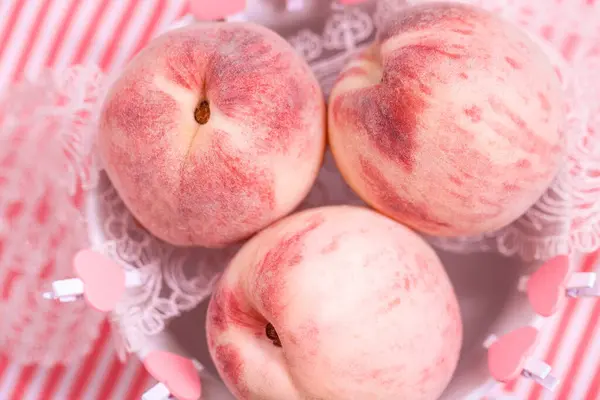 Three Ripe Pink Peaches Bowl Delicate Velvety Juicy Peaches Fruits — Stock Photo, Image