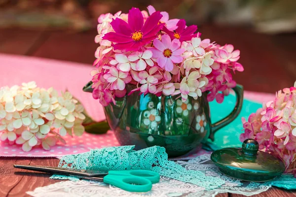 Una Tetera Llena Flores Rosadas Verano Bodegón Una Mesa Madera —  Fotos de Stock