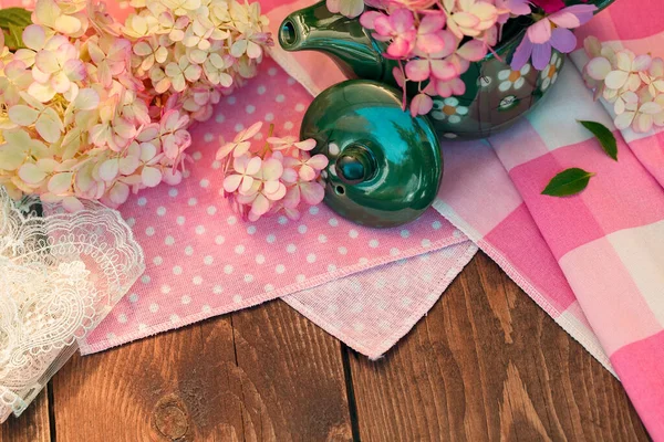 Objetos Una Mesa Madera Servilletas Algodón Rosa Flores Hortensia Una —  Fotos de Stock