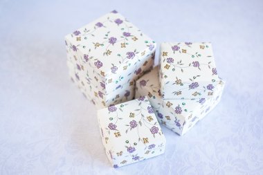 Malzeme ve işçilik için çiçek desen kağıt kutuları