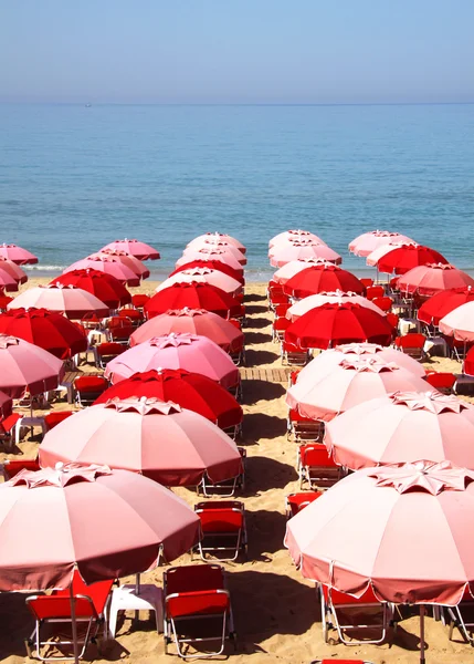 Red umbrellas waiting tourists — Stock Photo, Image