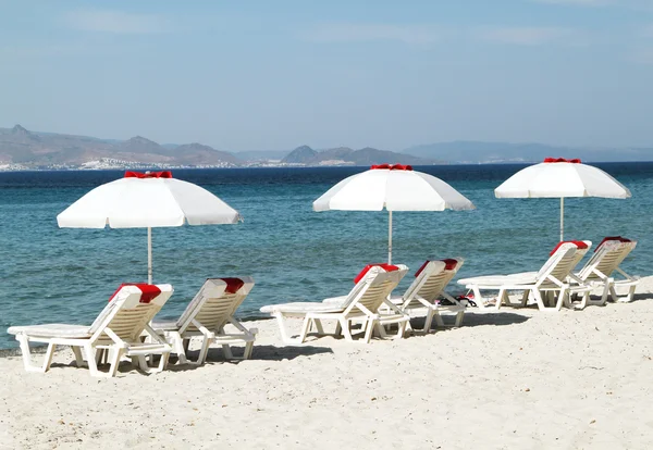 Kos Adası. Sahilde üç şemsiye