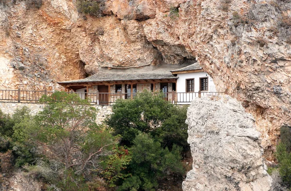 O eremitério monástico localizado em uma caverna Athos Montanhas . — Fotografia de Stock