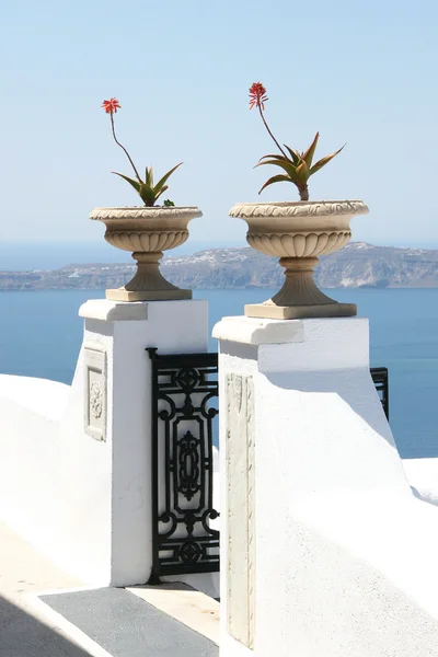 La puerta al mar con dos jarrones con flores. Países Bajos — Foto de Stock