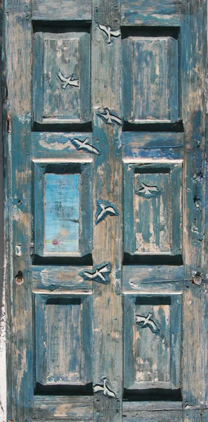 Porta velha azul esculpida com gaivotas — Fotografia de Stock