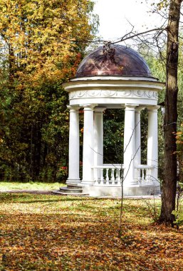 Parktaki çardak Ostafyevo malikanesi. Rusça