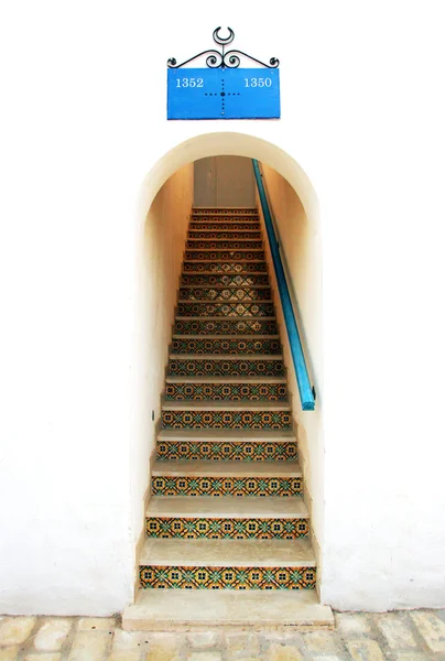 Eine schöne Treppe im Bogen — Stockfoto