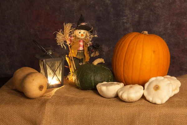 Vrolijke Halloween! / De afbeelding toont twee Vogelverschrikkers en halloween pompoenen. — Stockfoto