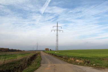 Mavi gökyüzüne karşı direkleri gücü