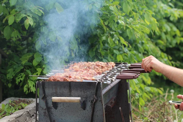 Köttet är stekt på grillen — Stockfoto