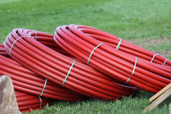 Plastik borular inşaat sitesinde yalan