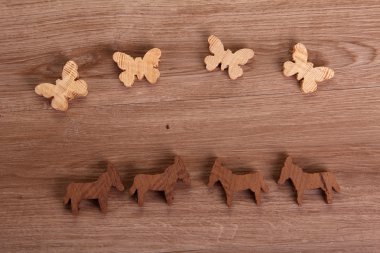 Çeşitli ahşap figürler