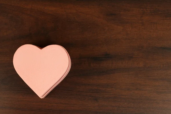 Kahverengi bir arka plan üzerinde kalp — Stok fotoğraf