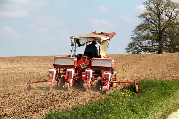 O agricultor em um trator — Fotografia de Stock