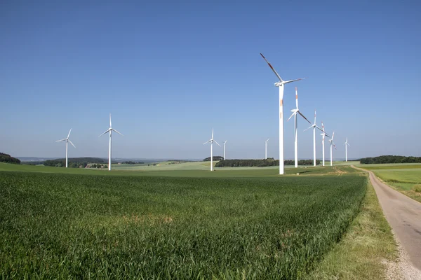 Väderkvarn generator i brett gård — Stockfoto