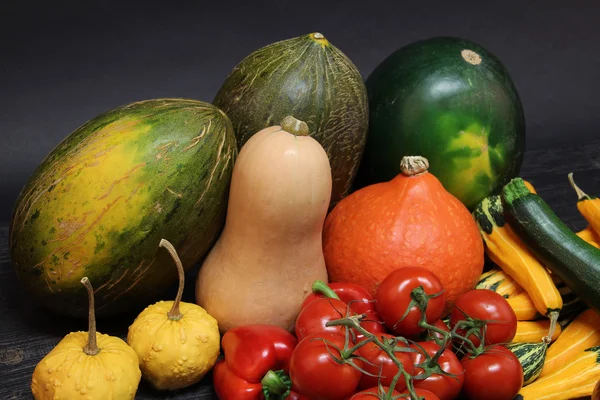 Différents légumes sur la table — Photo