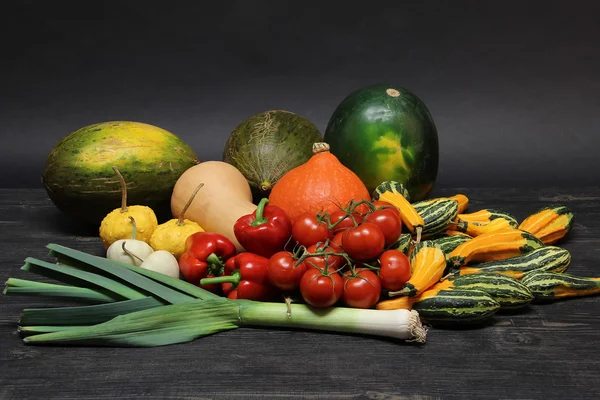 Différents légumes sur la table — Photo