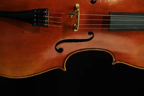 Cello auf schwarzem Hintergrund — Stockfoto