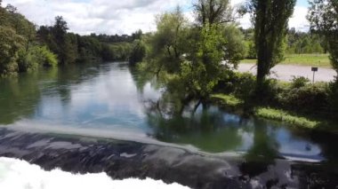 Hırvatistan 'daki Dobra Nehri' nde Şelale