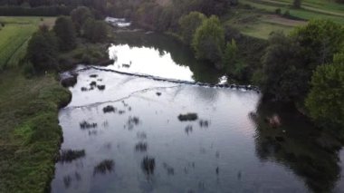 Hırvatistan 'daki Dobra Nehri' nde Şelale