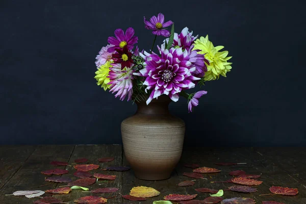 Bouquet Dahlias Vase Wooden Table — Stock Photo, Image