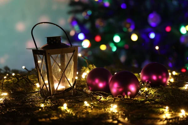 Kerststilleven Met Heldere Kerstslingers Een Lichtgevende Lantaarn — Stockfoto