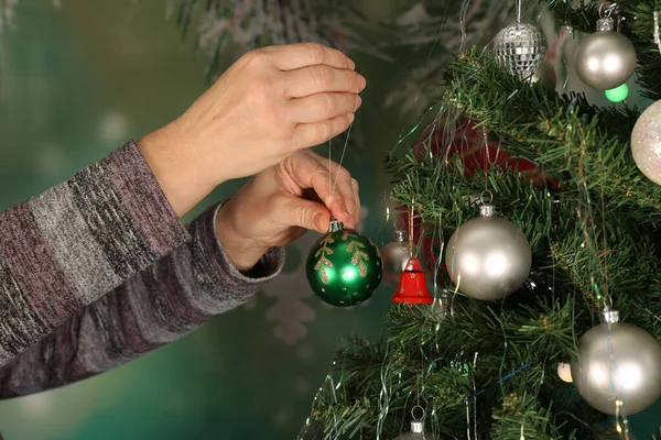 Mooie Heldere Ballen Zijn Opgehangen Aan Kerstboom — Stockfoto