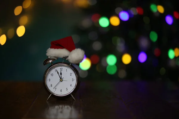 背景に目覚まし時計と美しいボケと新年の組成 — ストック写真
