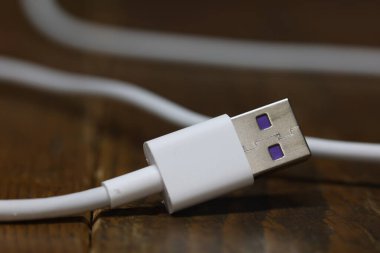 Telefonu bulanık arkaplanda şarj etmek için USB kablosu.