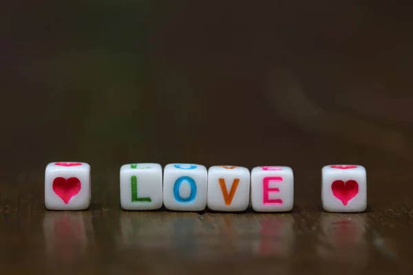 Małe Plastikowe Kostki Słowem Miłość — Zdjęcie stockowe