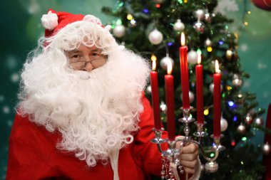 Noel Baba yeni yıl ağacında.