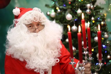 Noel Baba yeni yıl ağacında.