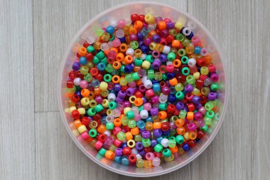 El işi için çok renkli plastik boncuklar masaya saçıldı.