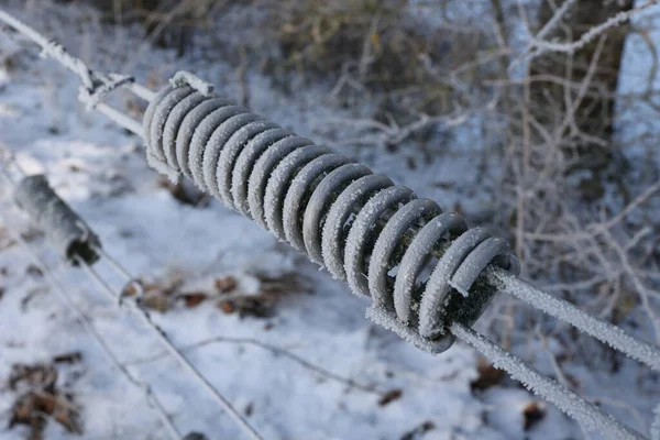 Teile Des Elektrozauns Sind Einem Frostigen Tag Mit Frost Bedeckt — Stockfoto