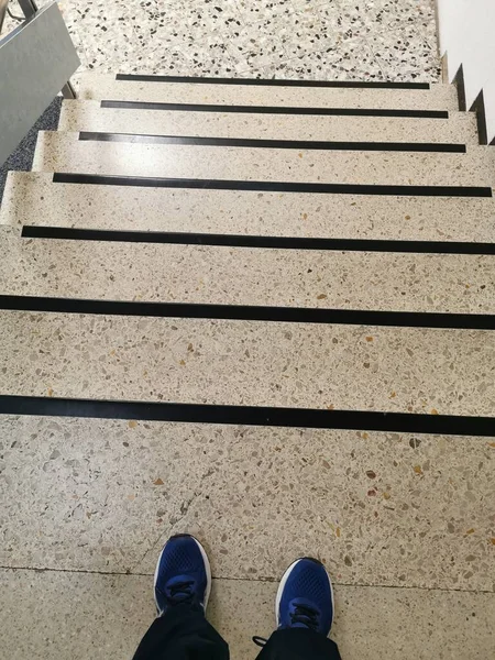 Beine auf dem Hintergrund der Treppe nach unten — Stockfoto