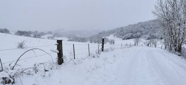Kış manzarası. Kış gününde karlı bir yol.