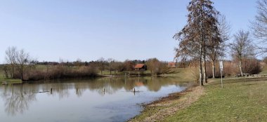 Güneşli bir günde sessiz bir göl..