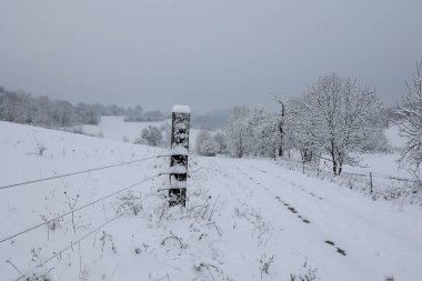 Soğuk bir kış sabahında tarlalar ve çayırlar.