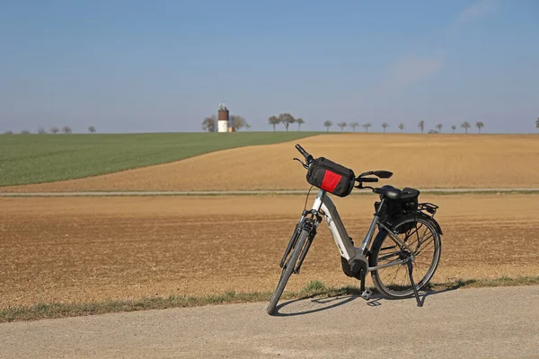 Das Fahrrad Steht Rand Eines Feldweges Der Nähe Eines Gepflügten — Stockfoto