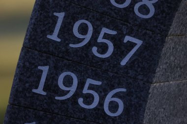 Yıllarca bir anıta kazınmış ve beyaz boyayla boyanmış..